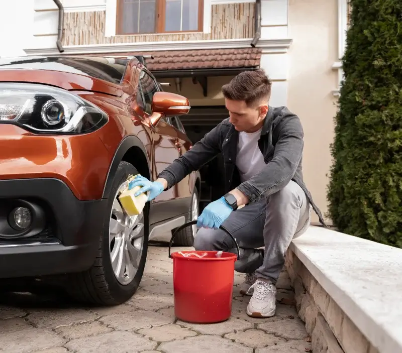 Lavage auto à domicile Crillon-le-Brave : professionnel intervenant sur un véhicule